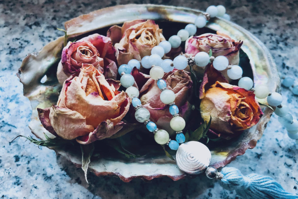 qigong-am-vormittag-tara-mandala-november-wotzinger Illustration eines Wals mit einer Frau